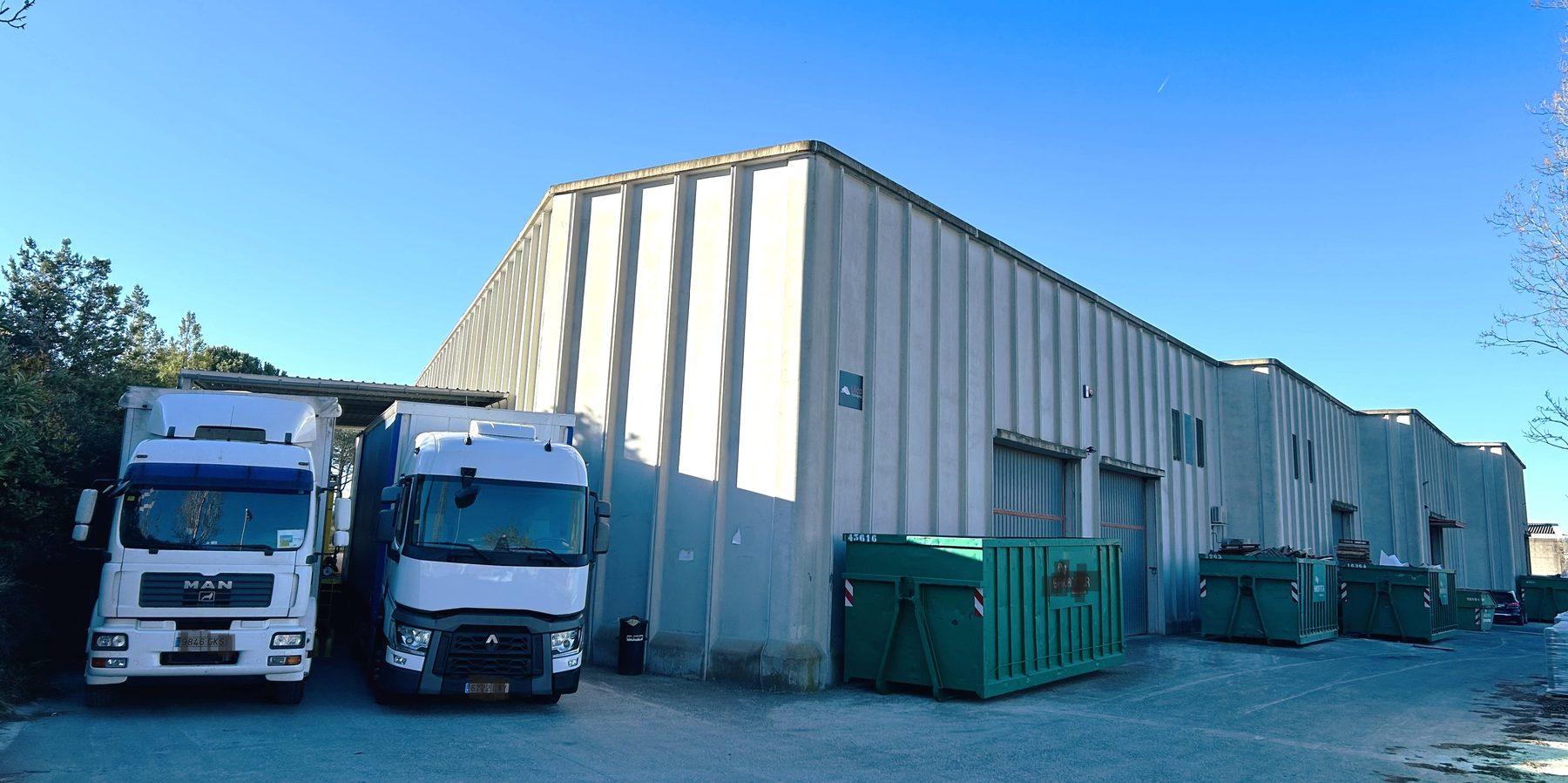Nave logística de Click & Pallet en Sant Feliu de Codines, con camiones en los muelles